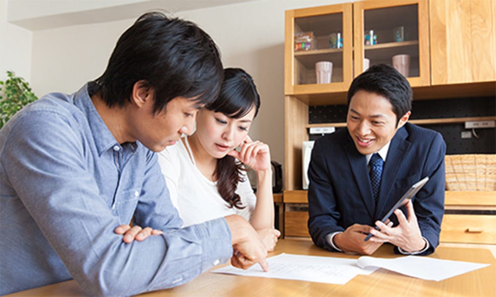 建売住宅などを数棟建てるときや、メーカーさんのキャンペーンでまとめ買いがお得。こういったタイミングでお客様の家の材料になる標準品を年間分まとめて仕入れ、価格を低減。 毎年コンスタントに100棟建てているからこそ、価格にフィードバックでき、お客様がお買得となるようにな価格で材料を確保しています。