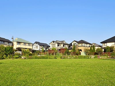 土地の特性を最大限に活かし広がりを生み出す設計。
建築家はその土地の特性や自然環境を最大限に活かし、空間に "広がり" を生み出し、驚くほど快適な家を実現することができます。

ですから、無理をして広い土地を購入する必要もありません。

これは建築費全体のコストカットにもつながる大きなメリットです。