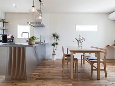 あとで変えにくいところにこだわる

こだわりのオプションでカスタマイズ

R+houseの標準仕様は、デザイン・性能・コストを両立するために寸法・仕様・外装・設備それぞれに"ルール"を設定し、断熱材や窓など性能に関わる部分、後から変えるのが難しい部分からしっかりと固めたものです。

その中でも幅広い家づくりを実現できるようになっていますが、オプションを加えてそれ以上の仕様にすることも可能です。その場合は、後から変
えにくい所から「あなたらしさ」をプラスしていきましょう。

そうすることで、将来リフォームしたくなった時の費用も抑えることができます。