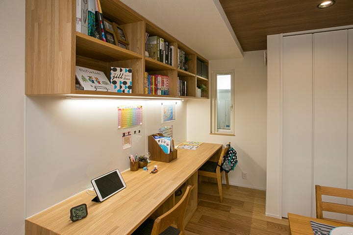 キッチンの側には子供達のスタディコーナー。学習を習慣づけることに役立つと人気がある仕様です。