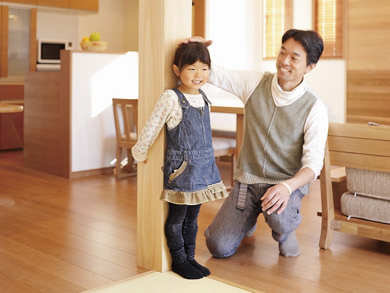 子育て家族が暮らしやすい家を目指し、間取りには「キッズデザイン賞」を受賞したオリジナル商品『子どもがすくすく育つ家』の考え方を採用しています。
モデルハウスの中には、子どもたちにいい習慣が付き、自主性を育む仕掛けがたくさんあります。
親子のコミュニケーションがとりやすい工夫にもご注目ください。