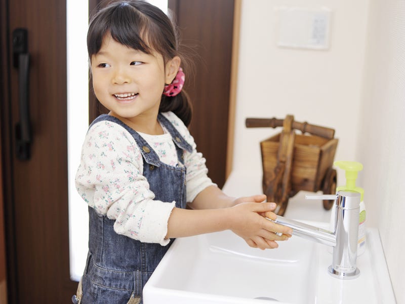 川木建設のモデルハウスは「リアルサイズ」をコンセプトに、子育て世代のご家族が実際に建てられる、等身大のスマートハウスを実現しました。
スマートハウスとは家電や設備機器をネットワークで繋げて、家庭内のエネルギーを最適に使える住宅です。HEMS（ホーム・エネルギー・マネジメント・システム）を搭載し、家庭内のエネルギーの「見える化」を実現します。