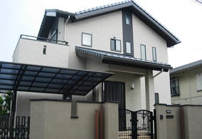 弊社では、専門の資格と豊かな経験を持つ職人が各棟・各図に目を通しながら丁寧に施行していくことで、お客様にご満足いただける住環境を生み出しています。初期の段階から設計や仕様をしっかりと詰めていくため、施工中の追加工事はほとんどありません。 また、弊社スタッフが実際の現場へとお客様をお連れし、建物のバリエーションをご紹介します。和風や山小屋風、和洋折衷、北米風、フレンチ、ブリティッシュ、イタリアン、スパニッシュと、お好みのイメージを探すことができるのも弊社の魅力のひとつです。