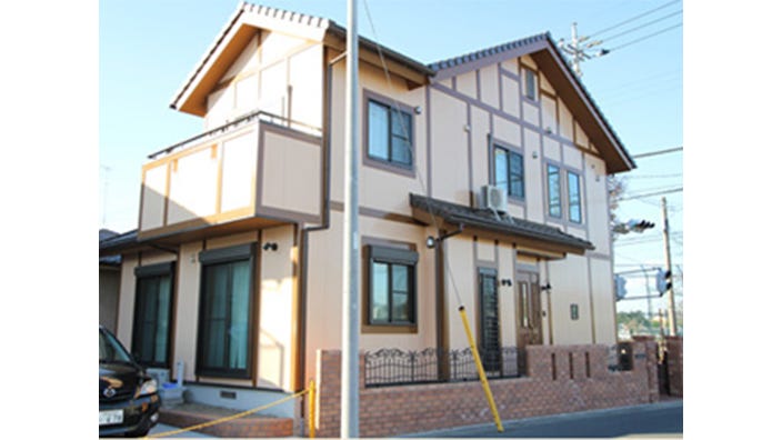 ビルアート　熊谷市箱田の家 (自然素材で良い環境の家にしたくて出来れば外断熱と考えていましたが、どこが良いのか迷いました。
日本で一番暑い熊谷の真中で、以前の家は暑さは当たり前で冬がものすごく寒くて快適な家を夢に描いてました。主人が忙しくて母と沢山の展示場回りをして相談していたところへ、主人がインターネットで問い合わせてビルアートさんへ伺いました。会社を絞ってさいたま市の工務店と進めていたのですが、高価な割に設計が予算に合わせることを前提にしていると主人が納得せず、ビルアートの方は新しい家にと買ってある大きなテーブルに合わせた設計や暮らし易い広さを解かり易く表現して下さいましたし、また住んでる方の快適性を伺い細かい所の仕事の良さなどが家族全員気に入って「家は人に頼むもの」と主人が決定。
随分と大きな家になりましたが、小さくしないで良かったし外断熱は凄いなとオール電化は楽で気に入ってます。
もう忘れてしまったほど、夏も冬も別世界！エアコンもあまり使わず、冬は朝からヌクヌクしています。
普通は新築すると上がるそうですが、光熱費は２?３割下がり、早く建て替えれば良かったと思っています。
想像以上に素敵な家に住めて、家族全員喜んでいます。他より予算が抑えられた分、広く希望が叶いました。)