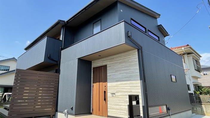 神野工務店　ゆとりのある収納生活 (LDK 23帖の広々としたオシャレな空間。
ダイニングテーブル・椅子・テレビ類・ソファーの必要最低限の家具のみで良いほどの収納・デザイン性のある空間に仕上りました。)