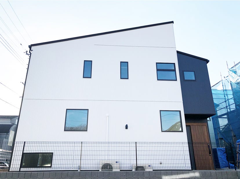 スタイリッシュなtwoトーンのデザイン住宅