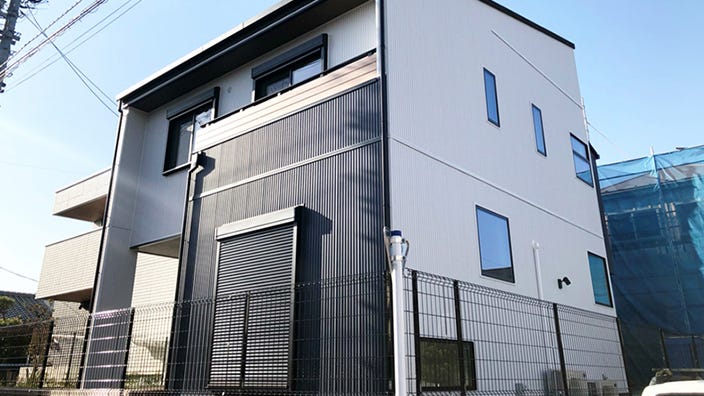 神野工務店　子育て世代の目が届く安心感を実現 (白と紺の2トーンのガルバリウム鋼板で仕上げています。
シャープなデザインが目を引きます。
南東側に大きなサッシがあるので、暖かい日差しがLDK・寝室・子供部屋に入ります。
正面北側は、白を基調としています。
明り取りのサッシも沢山取り付けているので、自然光で日中電気をつけなくても明るい空間になります。)