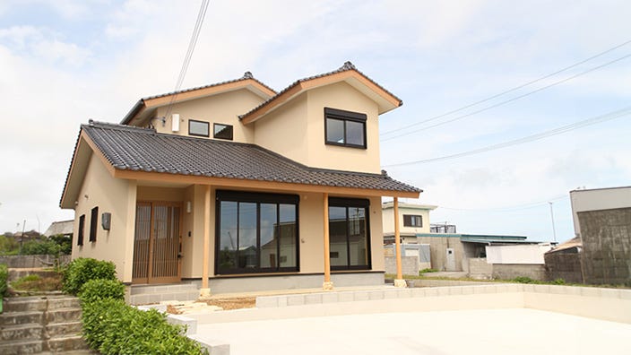 安永建築 建築事例　自然そのものを存分に生かす家 (光が降り注ぎ風が駆け抜ける、そんな自然と共存する暮らしを叶えてくれる家です。
日差しの熱を遮る昔ながらの雨端を、三本の天然木がしっかりと支え、大きな間口からは様々な風を取り込み、自然のままの太鼓梁が風情を奏でる家づくりが出来ました。)