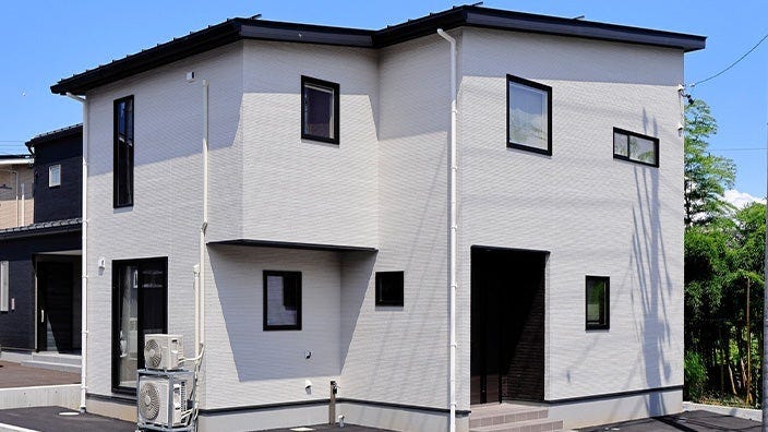 ステーツ　長野須坂展示場 (18.9帖の広々としたLDKで、上部は吹き抜けで開放的な空間になっています。キッチンはLDK全体を見渡せる対面式で、キッチン奥には大容量のパントリーがあり、収納も納戸やウォークインクローゼットなどで充実しています。)