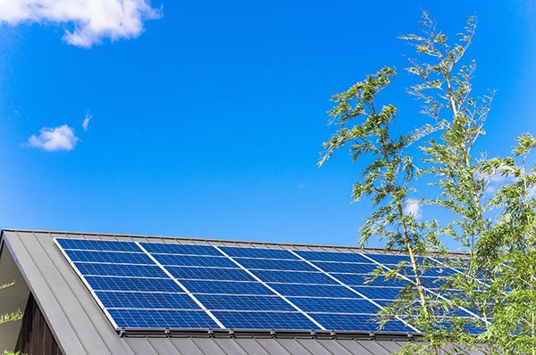ZEH住宅は省エネだけではなく、太陽光発電やエコファームを使用してエネルギーを作り出すことができます。
そのため、災害による停電時でも普段の生活と同じように電気やお湯を使うことができます。
2019年の台風15号では、千葉県を中心に大規模停電が起こり、復旧までかなりを時間を要しました。
多くの人たちが、電気のない生活で不安や不自由を感じていたはずです。
ZEH住宅は、電力会社から電気を供給してもらうこともありますが、自家発電した電気はそのまま自宅で使用することができるので、ご自宅の周りの地域が停電したとしても問題なく電気を使うことができます。
