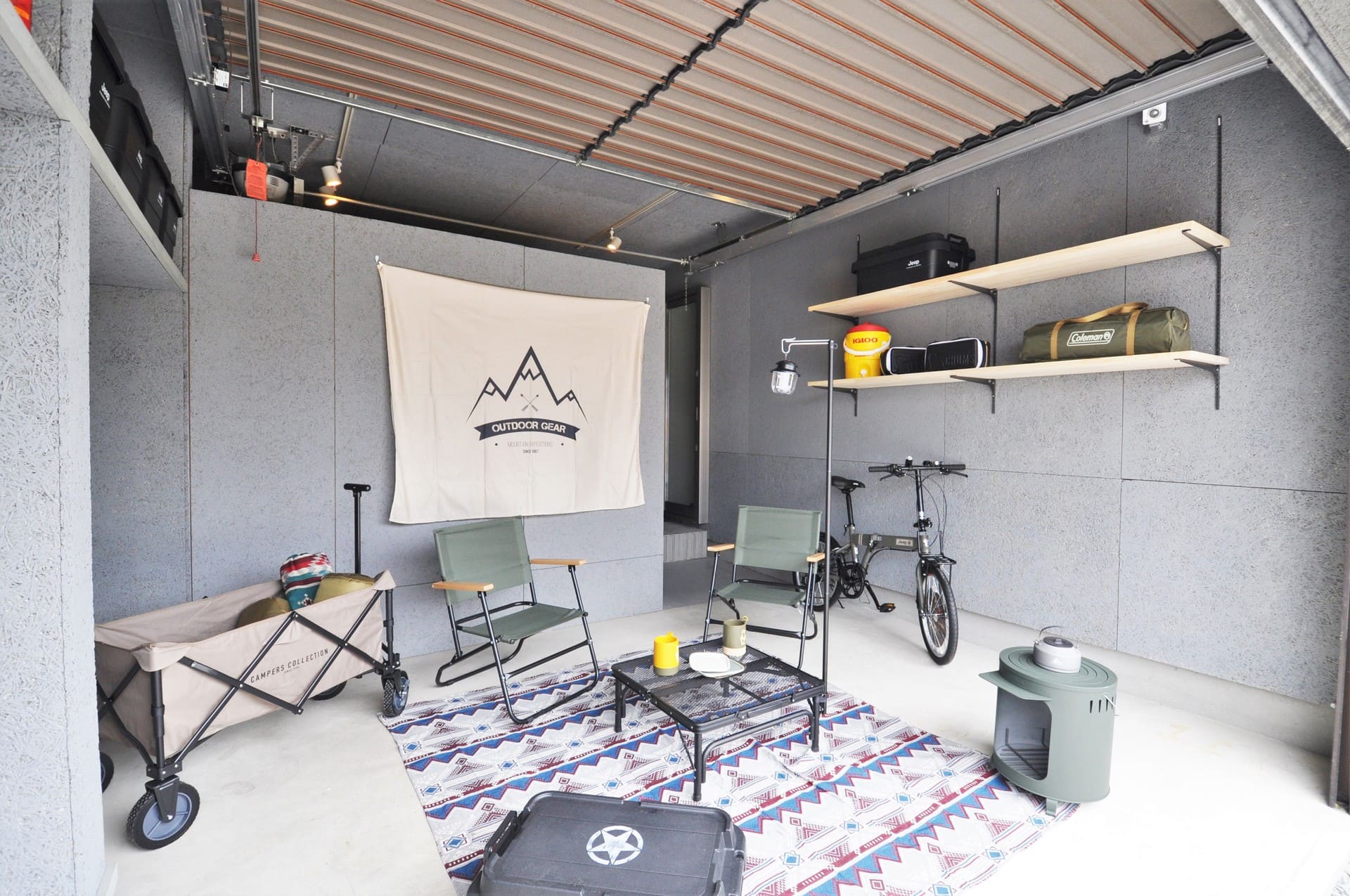 愛車の手入れからバーベキューまでいろいろ楽しめるガレージ