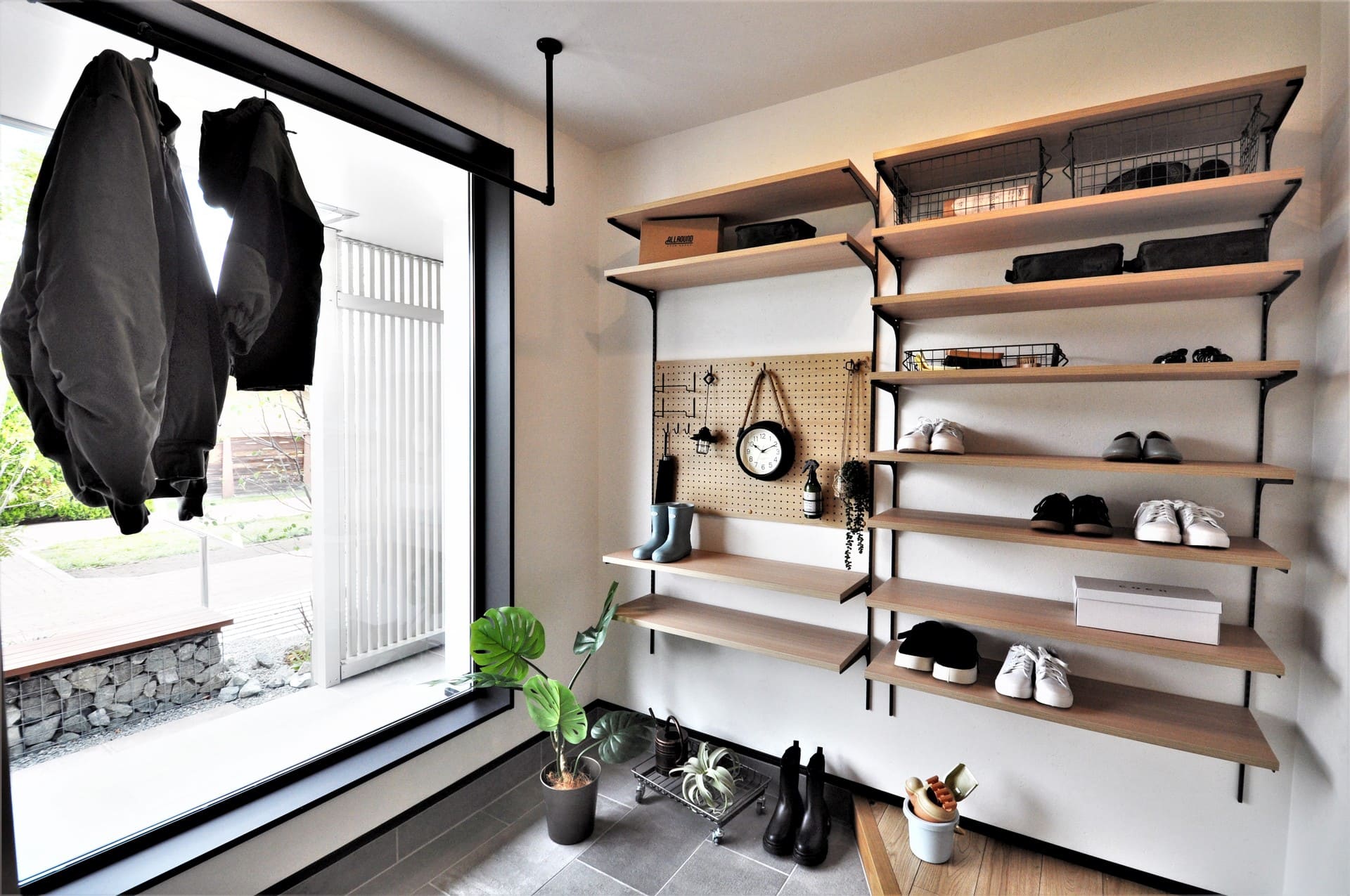 コート掛けもあり、たくさん仕舞えるシューズクローク。