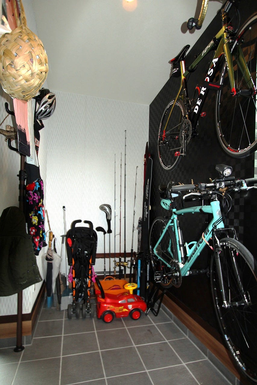 あと、やっぱり玄関の収納を広くとったこともあって、趣味の自転車や釣り道具を入れられたり、ベビーカーや冬場はコートも掛けられたりと重宝しています。