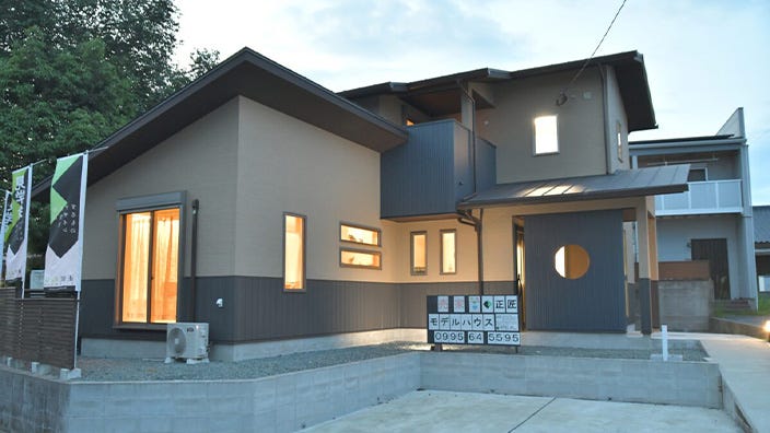 木田モデルハウス (閑静な住宅街に建つ我が社モデルハウス。 
床の無垢材や壁の一部に塗り壁、エコカラットなどを使い仕上げた2階建てのお家です。 
2020年6月に完成し、これまで多くのお客様に見学していただきました。

モデルハウスとしての展示期間が満了しましたので、ご希望のお客様へお譲りさせて頂きます。
ソレイユタウンまで約２ｋｍ、24時間営業のトライアルまで約３３０ｍ など近くにスーパーも充実しており、暮らしやすい立地です。

ぜひ、一度ご見学されてみませんか？)