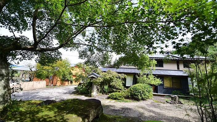 もみじの家モデルハウス (昭和41年に建てられた馬小屋を民家再生。

屋根や柱などの骨組みをそのまま使い、古い梁や石積みの壁を残した形で新たな命を吹き込みました。)