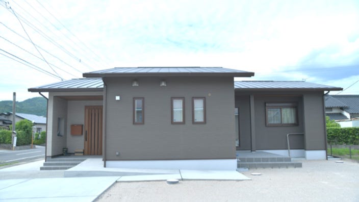 姶良市蒲生町平屋建て (３０代夫婦が暮らす将来を見据えた家づくり。
シンプルながら、こだわりの家具など随所にちりばめたマイホームです。
落ち着いた色合いの家具や室内扉と
明るい色合いの内装材がマッチしてオシャレな空間のLDK。
背の高いご夫婦に合わせて洗面化粧台の高さも少し高めに設定しています。
両サイドの壁の一部は、マグネットが付くので
歯ブラシたてなどもマグネット式でカウンターが汚れにくく仕上げました。)