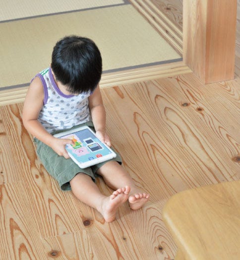 優しい家づくりの必須項目、室内のものは人に優しいものであること。

私たちがこだわる「素材選び」は、優しい家づくりの一部です。

住宅の高気密化に伴い、住宅で使われている素材が人へ影響を与えることが多くなりました。
建材などの素材から揮発する化学物質にさらされることが原因で、シックハウス症候群を発症する方もいらっしゃいます。

そのため私たちは、人体へ悪い影響を及ぼす可能性が少ない素材をご提案しています。
特に、無垢の木や漆喰、炭などは、自然素材ならではの力も魅力的で、調湿や脱臭なども期待できます。
自然素材の力は意外と見落とされてしまいがちですが、とても重要なものです。

ご希望の方には、そういった素材を使ったオリジナルの家具作りも行っています。