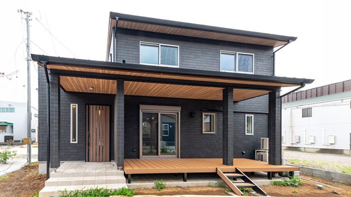 成田市　U様邸 (成田市で人気の閑静な住宅街に建築された、シックな外観のオウチ。
木の温もり感じる、大きな軒先とウッドデッキ。
ご夫婦こだわりの、快適な水回り動線で家事もラクラクに！
内装はアクセントクロスやタイルを使用して素敵な仕上がりに。
2階には将来2部屋にもリフォーム可能な間取りの居室をつくりました。
あこがれの書斎室＆キッチン横に作られた居心地のよい畳コーナーもこだわりポイント！)