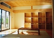 木には独特の香りがあります。芳醇（ほうじゅん）な香りを持つものもあれば、香りはさほど強くないものの妙に落ち着くものなど、樹種によって個性的な香りをもっています。

この香りは睡眠時のα波を増加し、疲労回復やストレス緩和などのリフレッシュ効果を促進する、という研究結果も出ています。