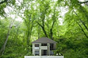 木は鉄やコンクリートに比べて熱伝導率が低いため、木造住宅は室内の冷・暖房を外に逃がさず、同時に外気温が室内に影響することも防いでくれます。

木に触るとほんのりあたたかいと感じるのは、木が熱を伝えにくいからです。
触ると冷たく感じるコンクリートや鉄などと比較して高い断熱性能をもっています。
したがって、気温が低い時に触っても、手からあまり熱が伝わっていかず冷たく感じません。

木は素材として優れた断熱性・保湿性を有し、快適な環境をつくり出します。