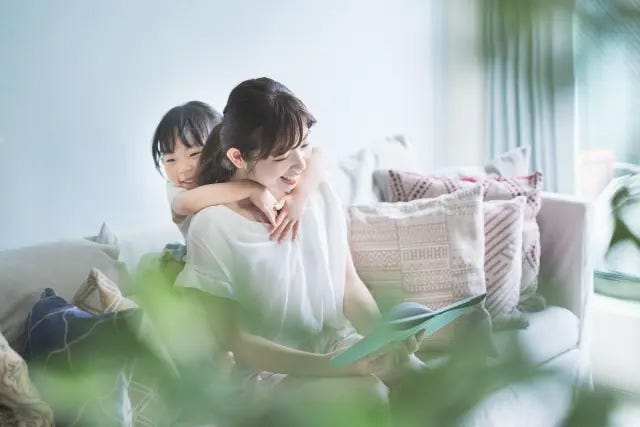 レンガは自然の土を高温（1100～1300度）で焼いて作ります。

土なら何でもよいのではなく、レンガに適した粘土分の高い土が厳選して使われます。天然の土を固めて作るため全く同じレンガはひとつもなく、並べた時の色調に表情をもたらします。

そして、元々天然の土から作っている物なので、仮に家を取り壊す時にも、化学物質でできたサイディングなどと違い、自然に害を与えません。
