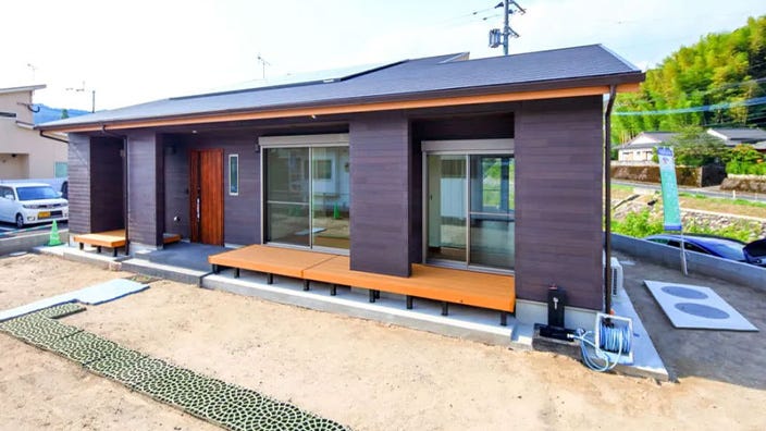 無垢の床が心地良い平屋 (無垢の床材の心地よさにあふれた、梁が木と鉄でできた地震に強いテクノストラクチャー構造の平屋です。
天井が高く12畳の広いリビングを持つ住まいは、20年先にも快適に過ごせるライフプランニングと耐久性を兼ね備えています。
強靭な梁を使うことで空間を広く設計できました。)