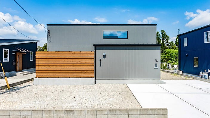 M図建築工房　朝食テラスのある家 (木で綺麗に目隠しされた向こう側は、家族がのんびりと過ごせる「朝食テラス」。
朝食を食べることはもちろん、子どもを遊ばせたり、日向ぼっこしながらの読書だったりと楽しめる使い方はたくさん。)