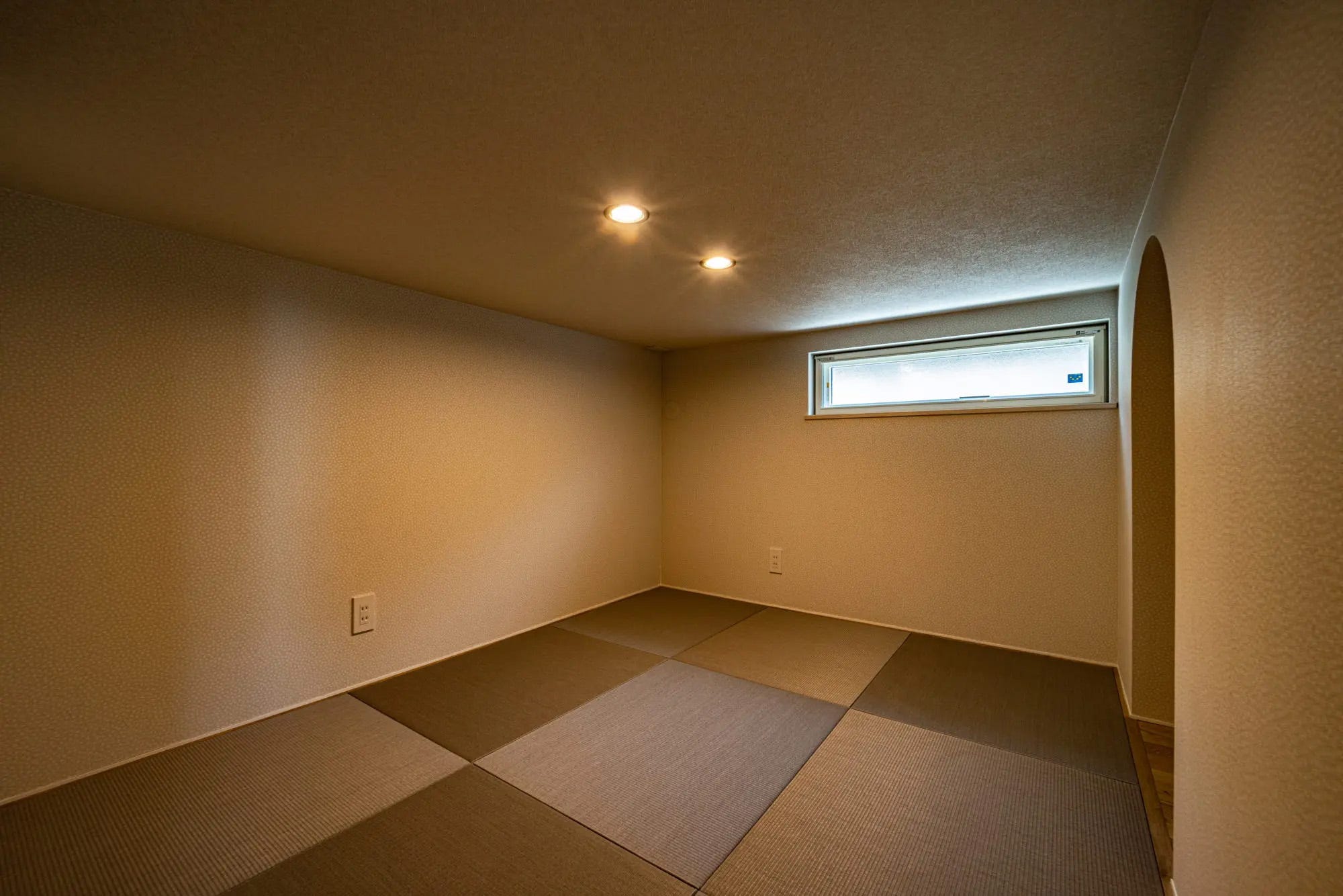家族それぞれの居場所と家族みんなの居場所が、心からくつろげる空間になるようにと願いを込めた「眺める家」が完成しました。