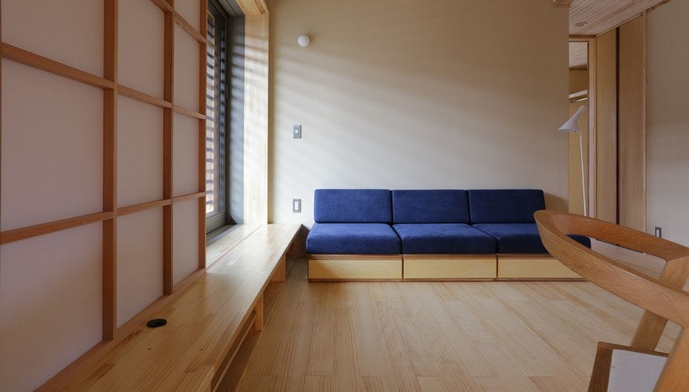 石貫工務店が提案するのは、流行やそのときの趣味趣向に左右されない永く飽きのこない住まい。
使い勝手がよくストレスを感じない動線や、窓を開けたときに気持ちよく視線・風が抜ける開口部。一見すると地味に思われるかもしれませんが、何気ない暮らしのなかでその良さがじわじわと伝わってくる、そんな木の家をつくります。