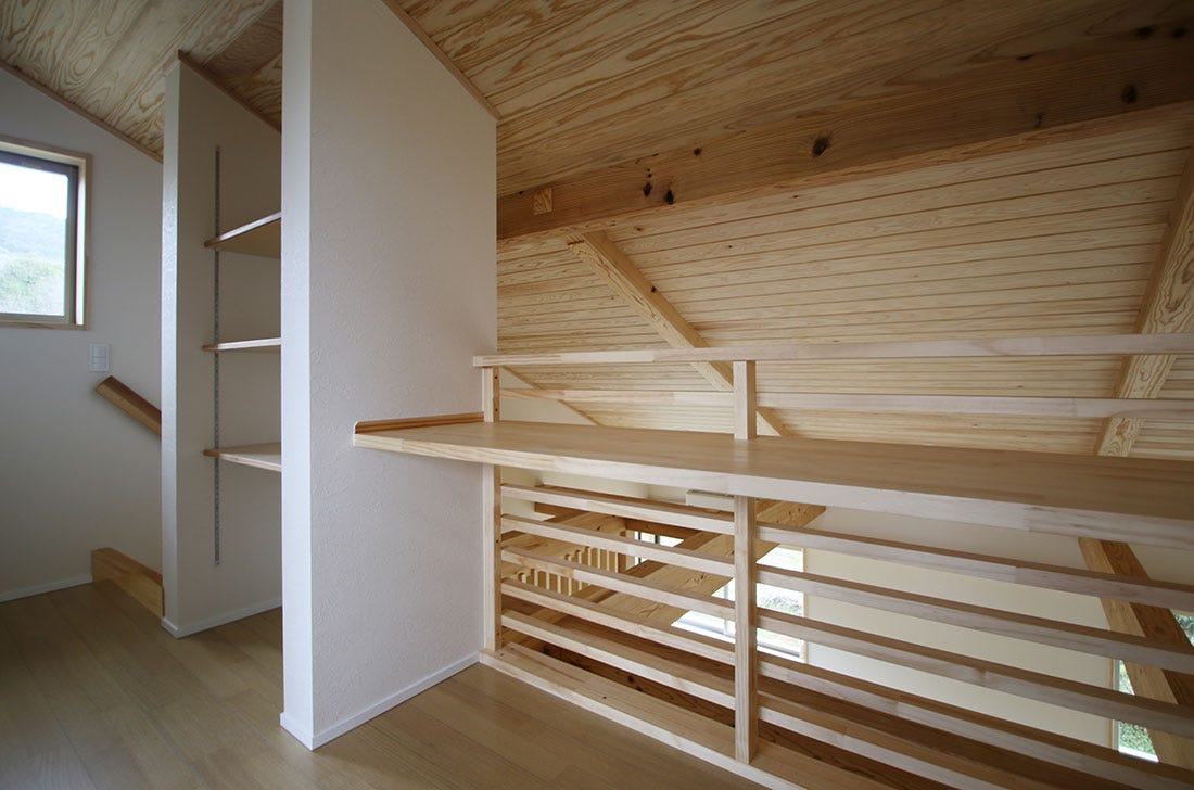 住まいで大切なのは、家の骨格であり完成後は壁の中に隠れてしまい簡単には取り替えられない「構造材」と、家の性能を大きく左右する「断熱・サッシ」です。
ここは少しコストを掛けてでもいいものを選択していただきたいところです。
逆にあとから交換可能な設備は予算にあわせたチョイスでも問題ないと考えています。
庭や外構といったところも後回しにせず、設計とあわせて検討したほうがローンに組み込みやすくなります。
