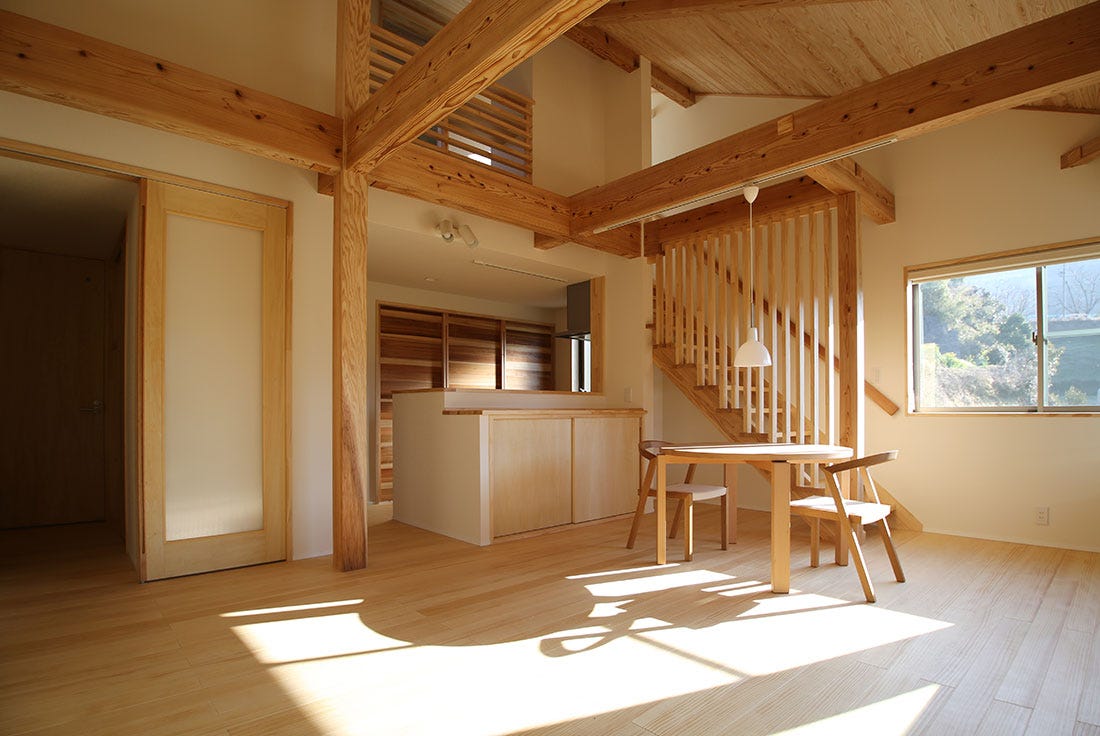 コストを抑えようとすれば内壁の仕上げにビニルクロスなどの新建材を使うという手もありますが、左官仕上げやエコクロスなどの自然素材で仕上げると、家の中の快適性がぐっと変わってきます。
毎日暮らす家だからこそ、コストを掛けても無駄になることはありません。
石貫工務店では、万が一の火災の際に有害ガスを発生する可能性があるビニルクロスよりも、自然素材による仕上げをお勧めしています。