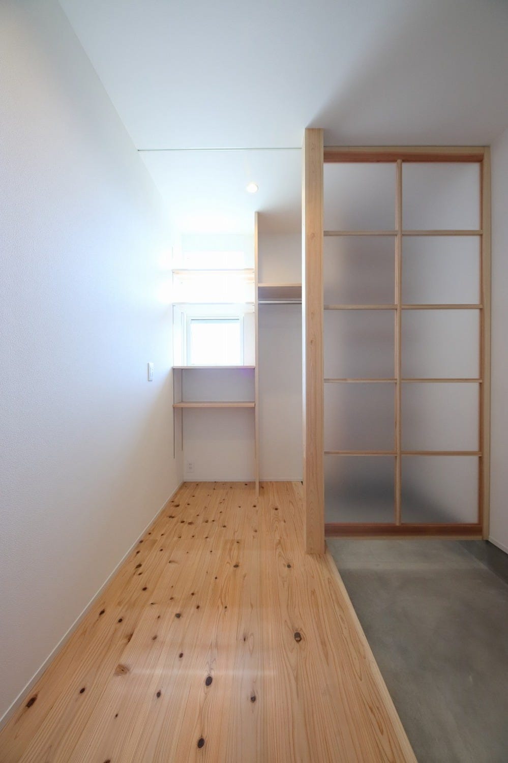 玄関の建具は、光を取り入れられるように半透明の材料を使っています。
窓からの光が差し込み、白い壁に光が反射して明るい玄関になりました。
玄関は家の顔であり、訪れたお客様に最初の印象を与えます。明るく広い玄関は、それだけで好印象。