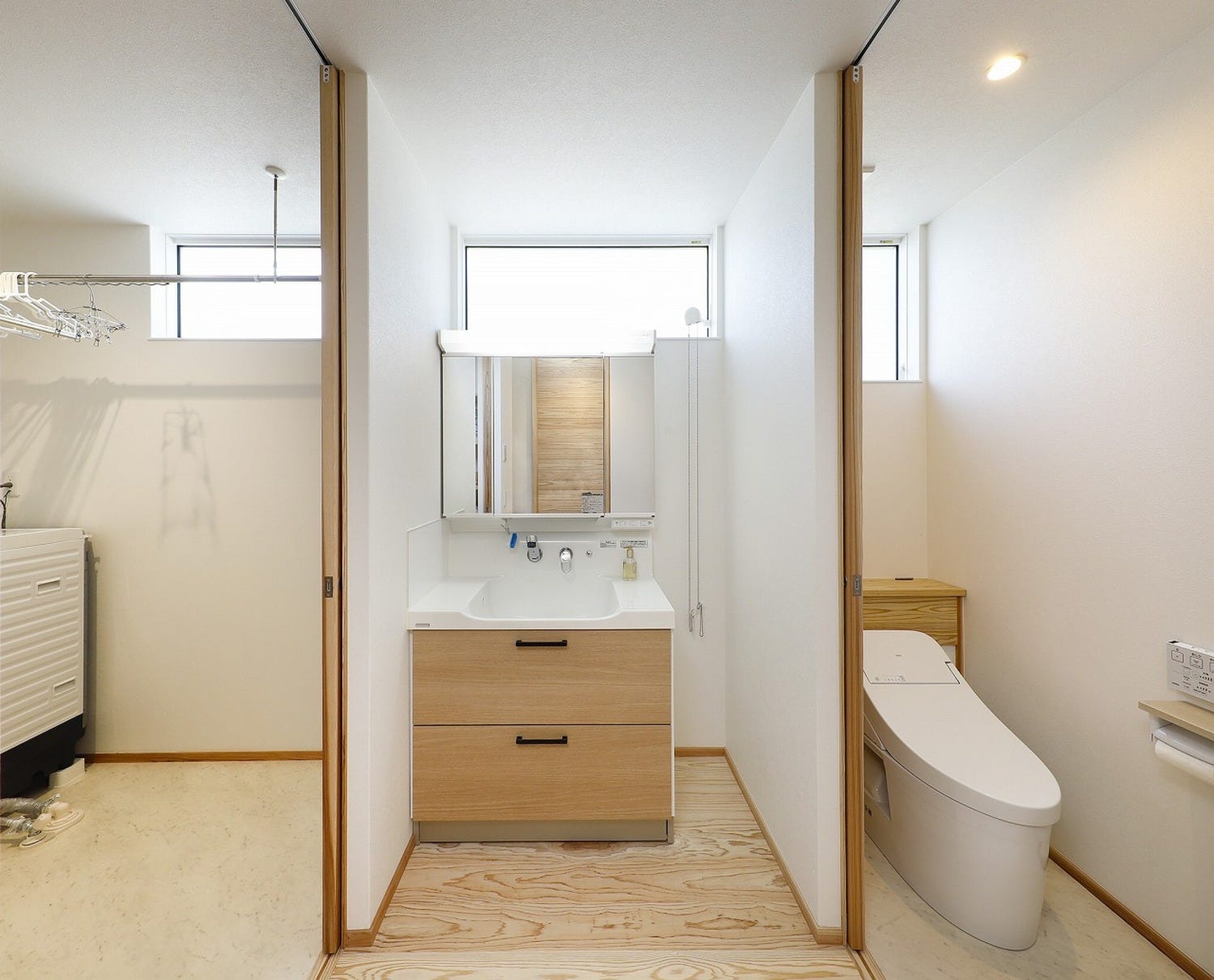 脱衣室→洗面→トイレという並びの間取り。動線もスムーズで、無駄がない流れは使いやすいですよ。
どの部屋にも光を取り入れる窓があり、明るく清潔な印象です。
洗面所と脱衣室は、間のドアを開けて広く使っても良いですね。