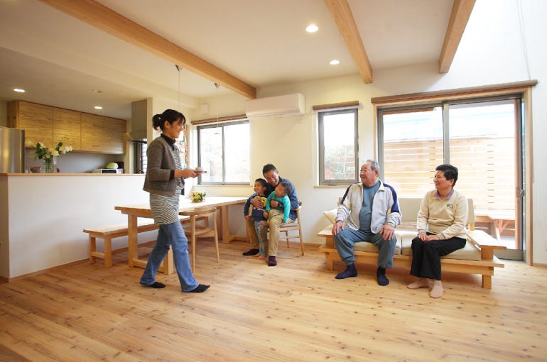 住まいずの大きな特長のひとつに、家具も一緒に作れるということがあります。とにかく木には不自由していない住まいずですので(笑)、家具作りも思いのままです。
製材所には、一枚板のカウンターをつくるための盤木が乾燥のために山積みされており、その中から好きなものを選んでいただくことができます。
ソファ、テーブル、キッチン、食器棚など、住まう方のライフスタイルに合ったものをご提案し、製作させていただきます。
もちろん、自分の山の木で家具をつくりたいという注文も喜んで承りますし、自分で手づくりしたいという方には、製材所の中にある建物を使っていただけます。
休日ごとに通ってきて、自分でベッドを仕上げた猛者もいらっしゃいますよ！