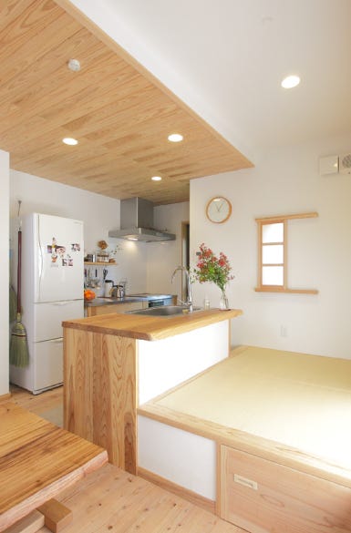 住まいずがお客様からかけていただく言葉の中で、最もうれしいことの一つが「家事がしやすい」と言われることです。
この家事動線には住まいずはかなりこだわっており、デザイン性や見た目を多少犠牲にしてでも「動きやすさ」「使いやすさ」を優先したいと考えています。
その理由はいたってシンプル。「その方が暮らしやすいから」です。
暮らしやすければいらいらすることもなく、ゆったりとした精神状態で過ごせます。
そうすると、お母さんが子供を叱りつけたりすることも少なくなり、家の中の空気がとても和やかなものになるでしょう。