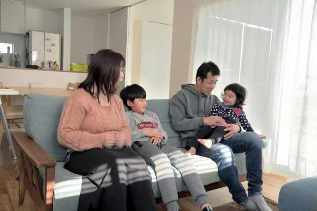 家に住むのは、私たちではなく、お客様です。
私たち、i.sus（アイ.サス）が築きあげる注文住宅はお客様のこれからの舞台となる家。
だからこそ私達は注文住宅のご依頼を承った際まずお客様の夢や理想をヒアリングします。
お客様からご注文いただいた後に建てるのは私達が建てたい家では意味がありません。
お客様が「こんな家に住みたかった！」と心の底から満足してくださる家でなければ、何の意味もないのです。
お客様が望まれる理想のライフスタイルを形にすることが、私たちの仕事です。