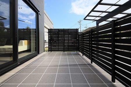 Q.弊社購入の決め手はどこでしたか？
自宅付近のモデルルームを訪問したところ、コンパクトな土地にも関わらず設計力を巧く活かし、センスの良い平屋一軒家を実現している点に惹かれました。家作りに対し素人な私達にしっかりと目線を降ろしてくれつつ、こちらの要望も丁寧に聞いてくれて、手厚くも暖かいサポートを頂けてホームラボでの購入が自然な形になっていきました。デザイン・間取り共によく細かな設計に好印象でした。