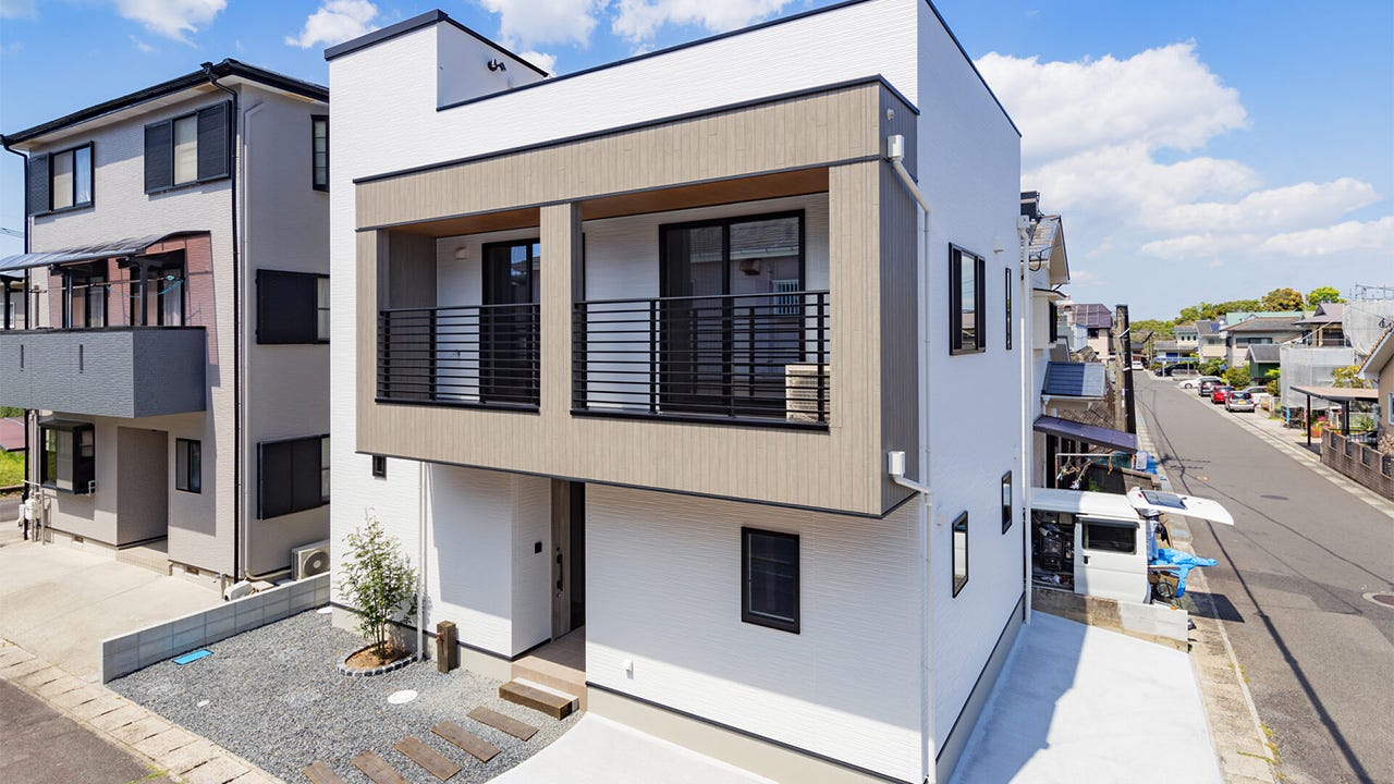 和田 SIMPLE URBAN STYLE (マットな風合いで、空間に気品や落ち着きを与えてくれるブラックカラーの建具を採用)