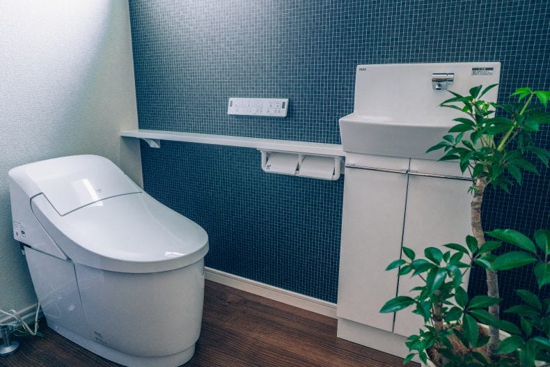 トイレの壁にはワンポイントのアクセント貼り