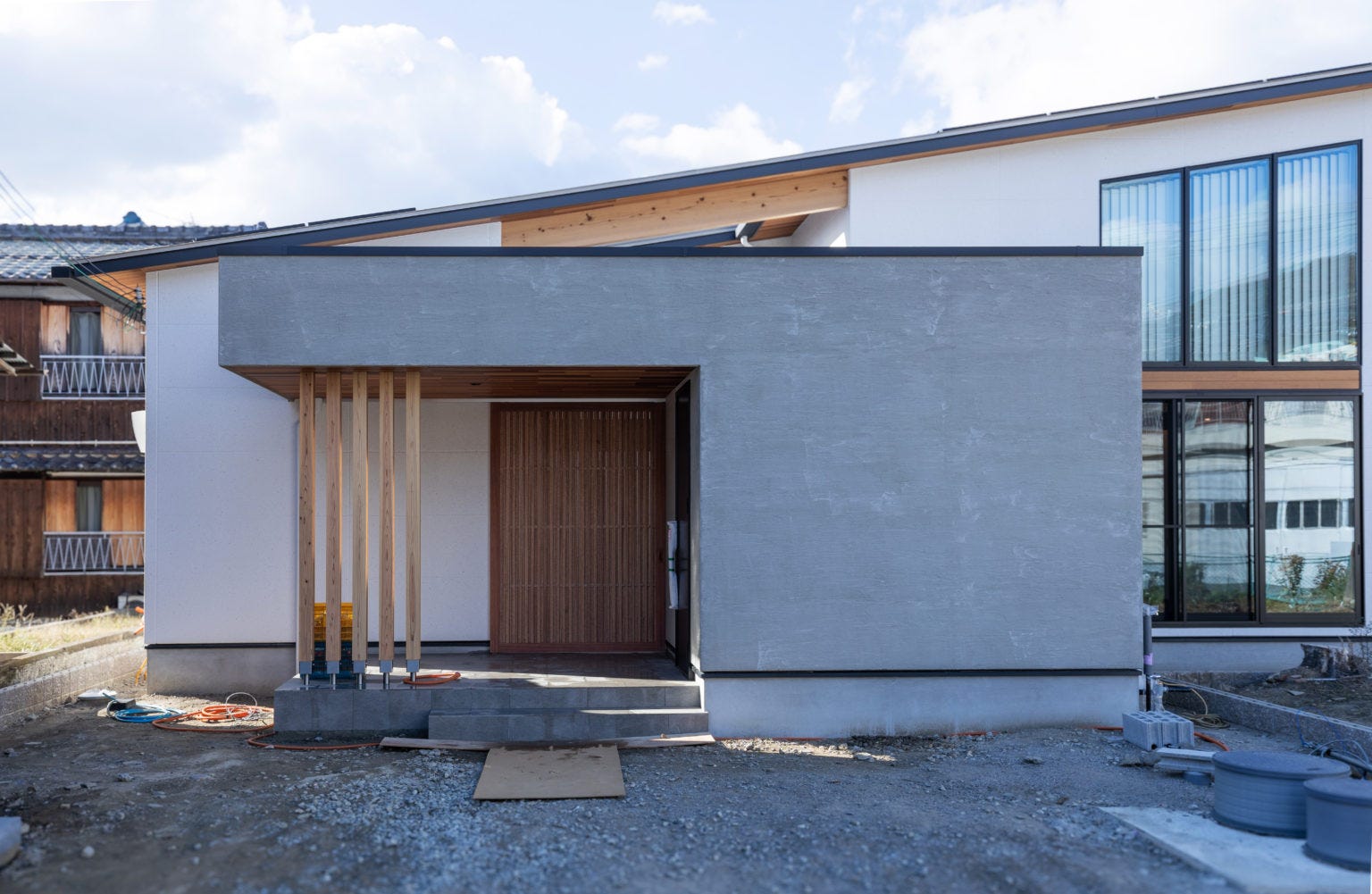 玄関ポーチは広くとり、製作したラワンの屋外木製建具をあければ中庭につながります😄