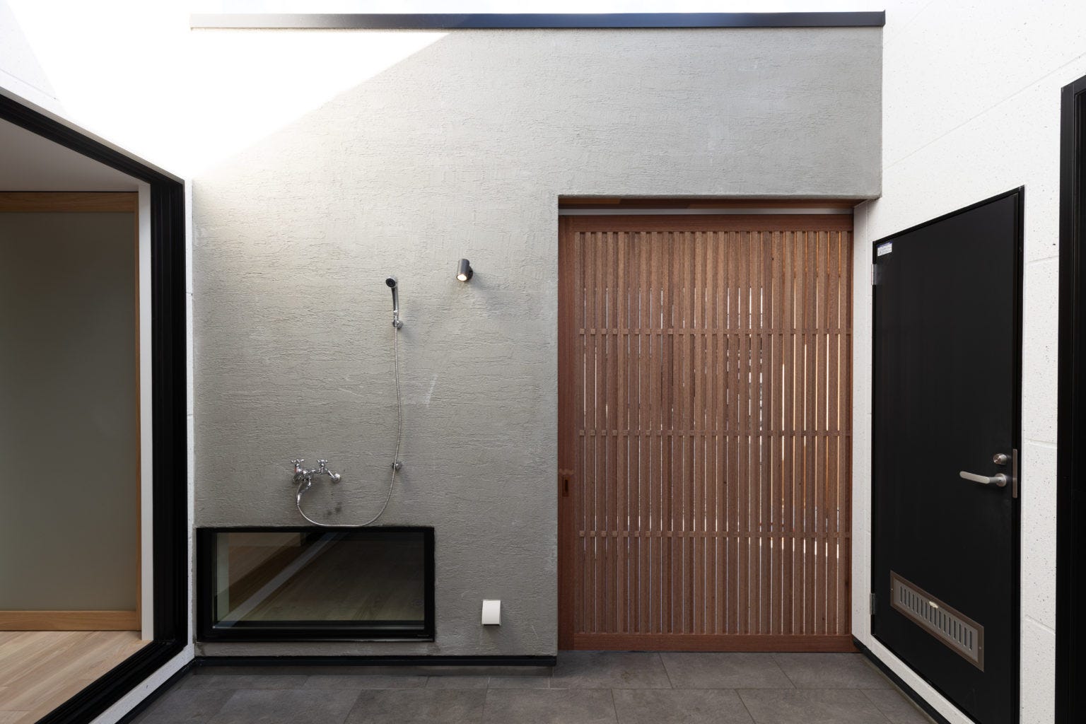 木製建具を閉じた中庭は外部からの視線を気にせずプライベートな空間となります😄
シャワーを設置していますので、サウナやプール、部活の帰りなど色々活用できそうです😄