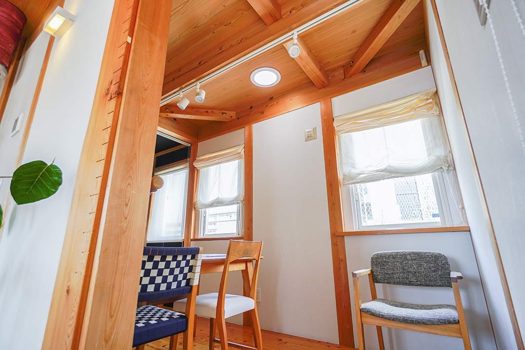 天井に見える円形のライトは、屋根につけた採光ドームで太陽光を集め、好きな場所に太陽の光を届ける「スカイライトチューブ」