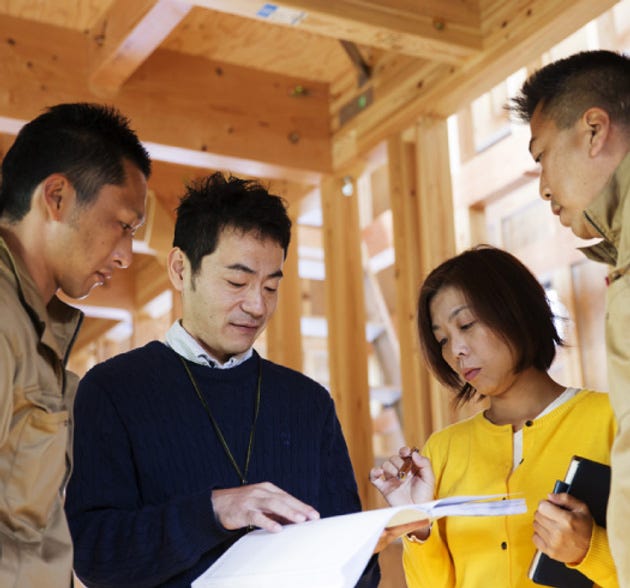 〇売ることを目的とした専任の営業マンはいらない
年間２０棟以上受注しているハウスビルダーは、営業マンが営業受注してそれを設計工務に引き継ぐシステムの会社が一般的なのですが、吉田建設にはモデルハウスもなければ専属の営業マンもいません。最初の相談から建築士（設計担当）が行い、それ以後も建築士を中心にプランニング、設計、施工と進んでいきます。
どのように営業受注をしているかというと、私たちの主な受注の源は「紹介」です。ＯＢ施主さま、知人、協力業者などからの紹介受注が多くを占めています。その為に私たちは「紹介」を頂けるように、常に“満足度の高い家づり”“廻りからの信用・信頼”“密な人間関係”などを大切に仕事をしています。
吉田建設は“家を売る会社ではなく、家をつくる会社”だから“売ることを目的とした専任の営業マンはいらない”吉田建設のこだわりです。

〇ワンストップ責任施工体制
吉田建設の家づくりは、技術屋肌の社長・設計・インテリアコーディネーター・自社大工・協力業者といった技術職（建築士）と暮らしアドバイザー・融資ＦＰ担当・お客様サポートがそれぞれの立場から意見を出し合いお互いに協力しながら、ひとつのチームとしてお客様の夢のマイホームを、一棟一棟丁寧に心を込めてつくっていきます。その際、全てを取りまとめるのがチームリーダーです。
吉田建設は、「設計営業」「自社での設計と申請業務」「設計監理＋大工監督」「自社大工による施工」など独自のシステムを構築しています。それは、直接建築に必要ないと思われる経費をできるだけ削減し建築コストを下げ、またできるだけ外注しないで社員の手で責任の持てる家づくりをしたいと考えているからです。
他のハウスビルダーとは違った技術者集団の「ワンストップ責任施工体制」は、吉田建設のこだわりの家づくりとなっています。