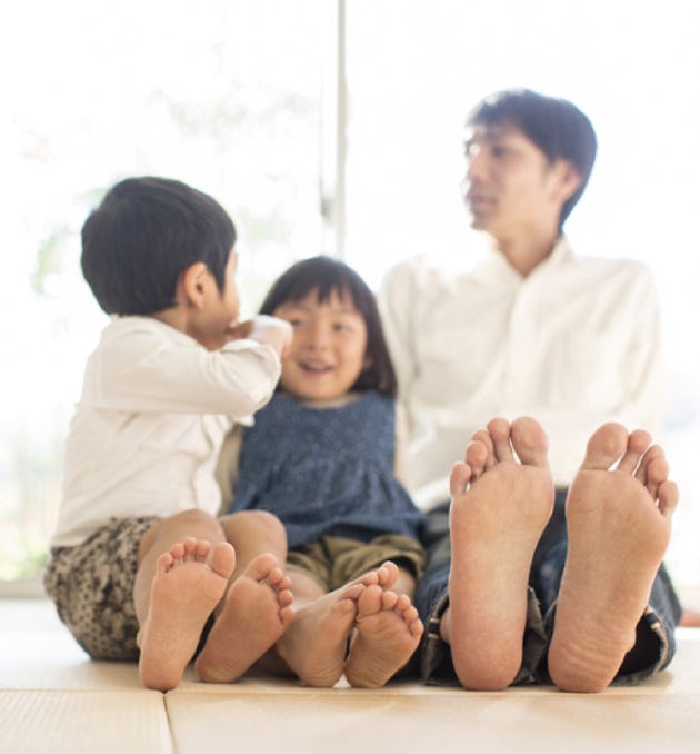 〇誰もが快適で健康に暮らしたいと思ってる
一生涯住む家だから快適に暮らしたい。子どもが健やかに育って欲しい。家族がいつまでも健康で長生きしたい。誰もがそう思って家を建築します。
では、快適で健康に暮らせる家とはどんな家なのでしょうか。最近の研究では健康維持に最も重要なことは湿度環境と空気環境だと言われています。
私たちは、「四季を通して湿度差の少ない家」「きれいな空気で満たされた家」が本当の健康住宅だと考え、快適と健康にこだわり家づくりに取り組んでいます。

〇夏涼しく、冬暖かい家
自然の光と風を取り入れ自然の力で涼しさと暖かさを生み出す「パッシブデザイン」、建物の構造で外部との温度差をなくする「高気密・高断熱」、また「熱交換型計画換気システム」と「建材のＶＯＣ除去システム」を採用してきれいな空気で満たされた夏涼しく冬暖かい家をつくります。