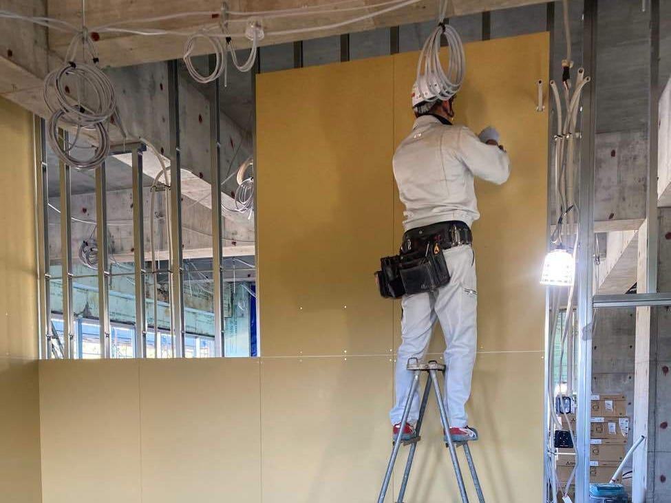 お住まいの快適性を高めるためには、住宅そのものの構造や性能はもちろん、日頃使用するキッチンやトイレ、浴室、洗面、ドアといった住宅設備の選択も重要です。
内装・リフォームにおいて豊富な実績があるアベシステムでは、新築に限らず内装や住宅設備にも精通しているスタッフが設計から住宅設備の選択までワンストップでご担当します。
私たちとともに“真の快適性”を追求しましょう。