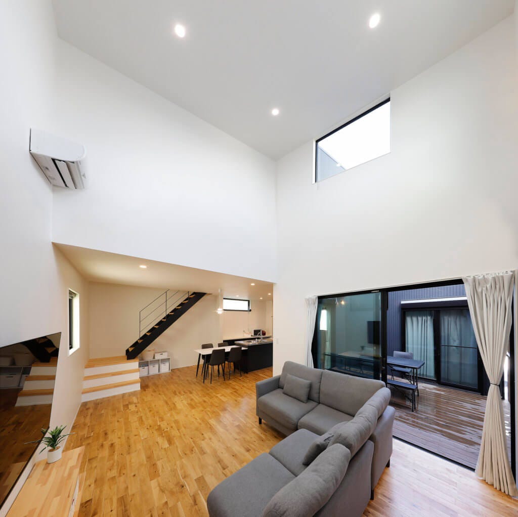 中庭デッキに面する窓からはたくさんの光を取り込み、窓を開けば部屋と部屋がつながり一つの空間に。