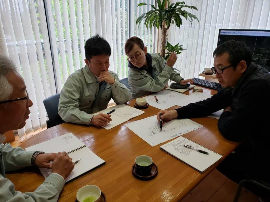 １つの住宅の設計において３人以上設計士がチームで携わります。
これにより「見落とし」や「間違い」を防ぎ、様々なアイディアを出し合うことで磨かれたデザインと期待以上の暮らしを提供できます。
お客様のイメージを具現化し「世界に一つだけの家づくり」を提案いたします。