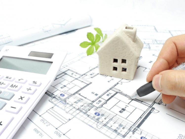 家を建てはじめるときから、住宅ローンや今後かかる費用などでの心配はつきものです。
お客さまに極力ご負担をお掛けしないよう、最初の契約ではお金をいただいておりません。
またご契約までに間取りや見積り説明だけでなく、電気配線（コンセントや照明位置・スイッチなど）、キッチンやお風呂の仕様決め、各お部屋の床や壁の色打合せも行い、細かな費用もチェックします。