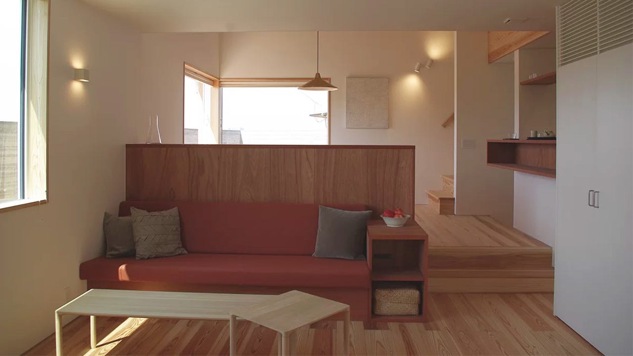BATON HOUSE works/02 (時間とともに朽ちて褪せていくのではなく、そこにしかない風合いや味がじわっと出てくる家。
ほんとうの意味で、家族の思い出が受け継がれる家、BATON HOUSE。
フクヤ建設の設計チーム“BATON DESIGN WORKS”がご提案するのは、コンパクトでシンプルな暮らし方。
奇をてらわず、複雑にしない素直な家には居心地の良さが生まれます。
「家で過ごす時間が、こんなに楽しかったなんて」そう実感していただけたらこんな嬉しいことはありません。

2017年に誕生したBATON HOUSE works/01の思いはそのままにふたつめのBATON HOUSEも「素直な暮らし方」をかたちにした、ごくごくベーシックなデザインです。
コンパクトでシンプルであればあるほど、暮らし方、暮らす人の心もすっきりと整います。)