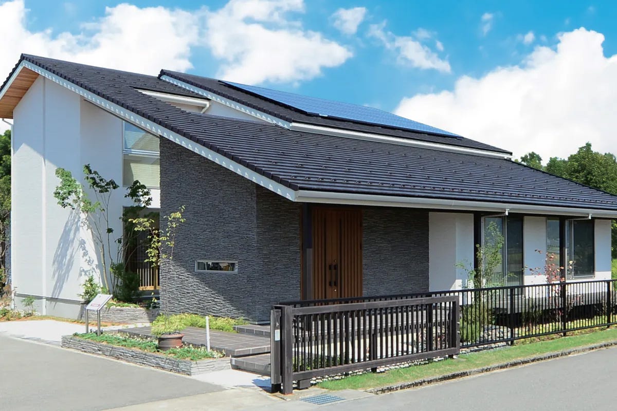 福井県は全国的に見て二世帯住宅・三世帯住宅が多い地域です。出生率や学力、共働き世帯数のランキングも全国でトップクラスに位置する など、さまざまな特徴を持っています。そうした地域特性をふまえ、家事動線の歩数を重視する「家事楽」という考え方でキメ細やかな間取り提案をしています。「住まいは次世代を担う子どもたちの成長を支える」との認識から、お子さまの能力向上につながるアイデアも打ち出してまいります。